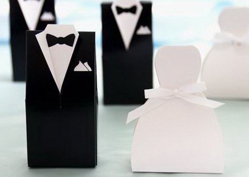 http://4.bp.blogspot.com/-1v69DDrQhcM/TvBwSxHaNyI/AAAAAAAABmQ/fF5OC9TGWko/s1600/bride and groom favor box.jpg